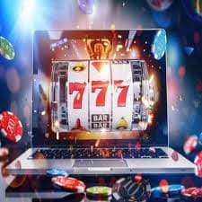বাংলাদেশের শহরের রাস্তায় মোবাইলে ব্রাউজিং